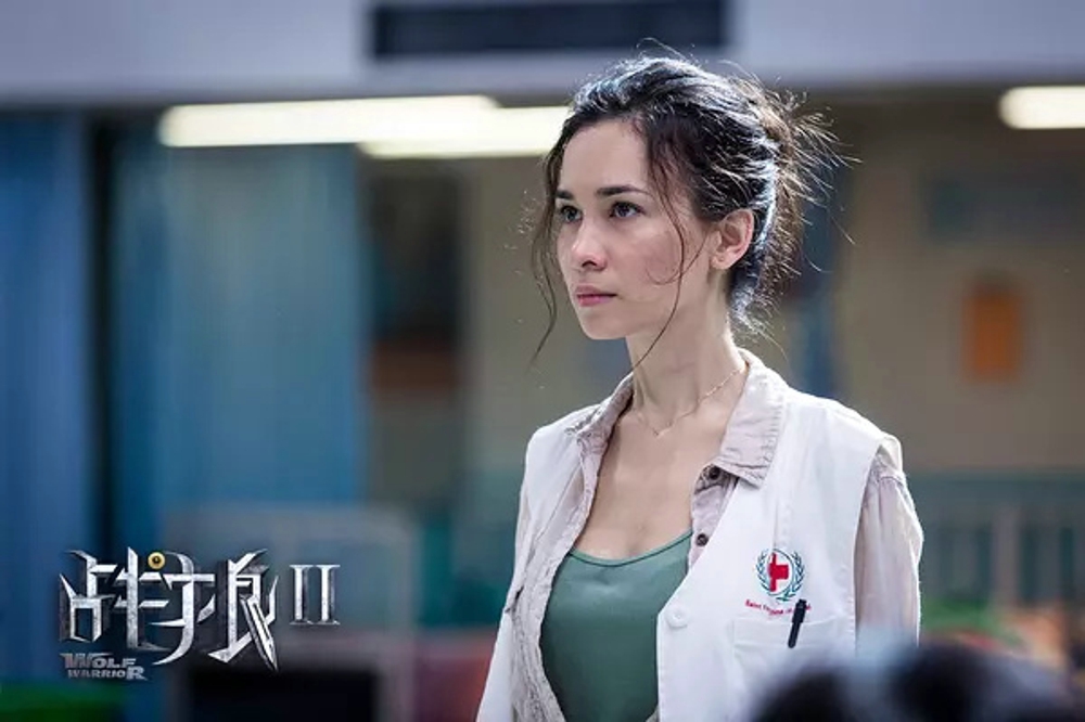《战狼2》的大火让女主卢靖姗圈粉无数 这个腿长1米8的小姐姐[9]
