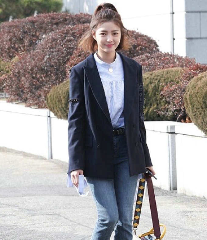 韩国女星严贤京气质迷人写真[3]