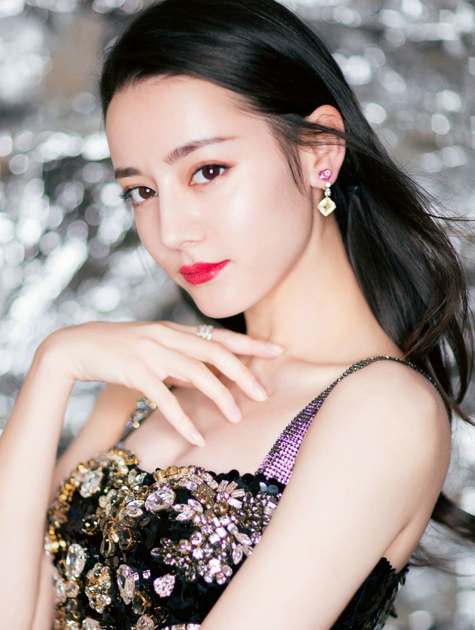 迪丽热巴现身某活动 身穿黑色吊带美裙[4]