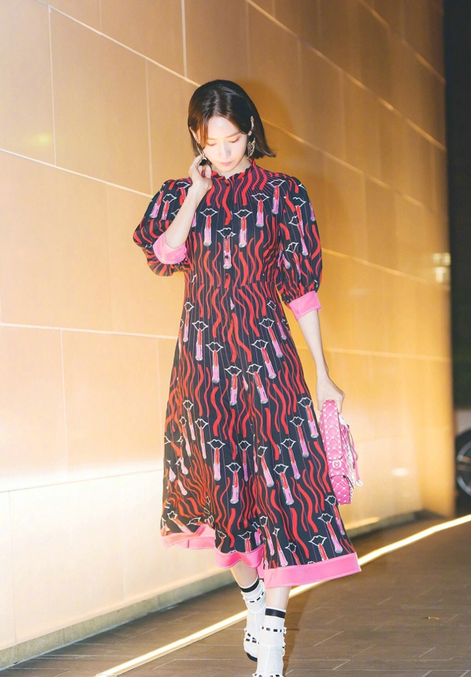 林允儿仪态优雅大方笑容甜美[3]