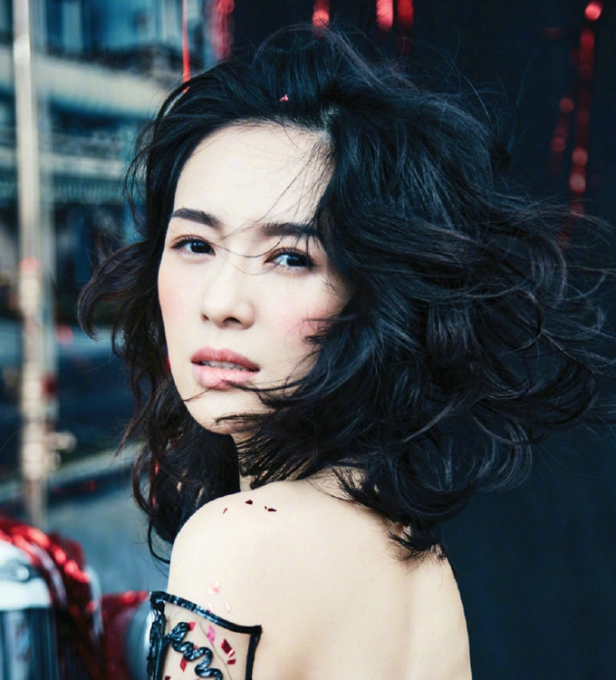 章子怡登上《ELLE世界时装之苑》12月刊封面[7]