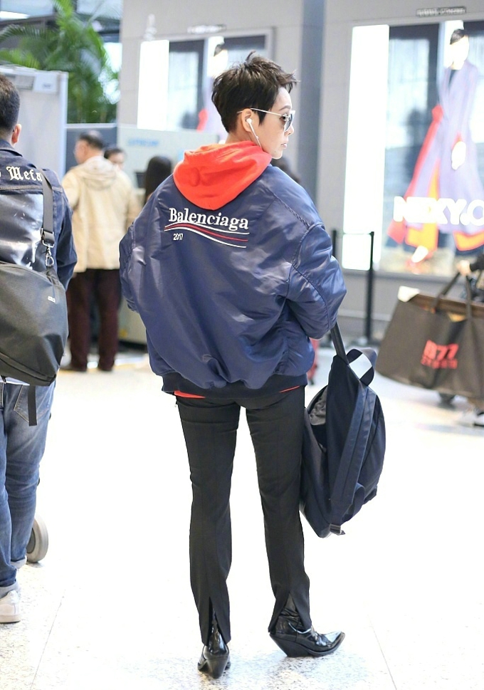 宁静全身Balenciaga 潮装现身上海机场[4]