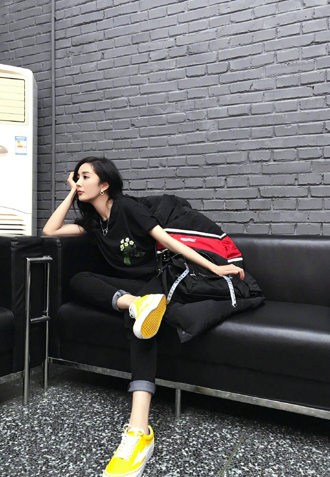 杨幂日常私服一身look时髦又帅气[2]