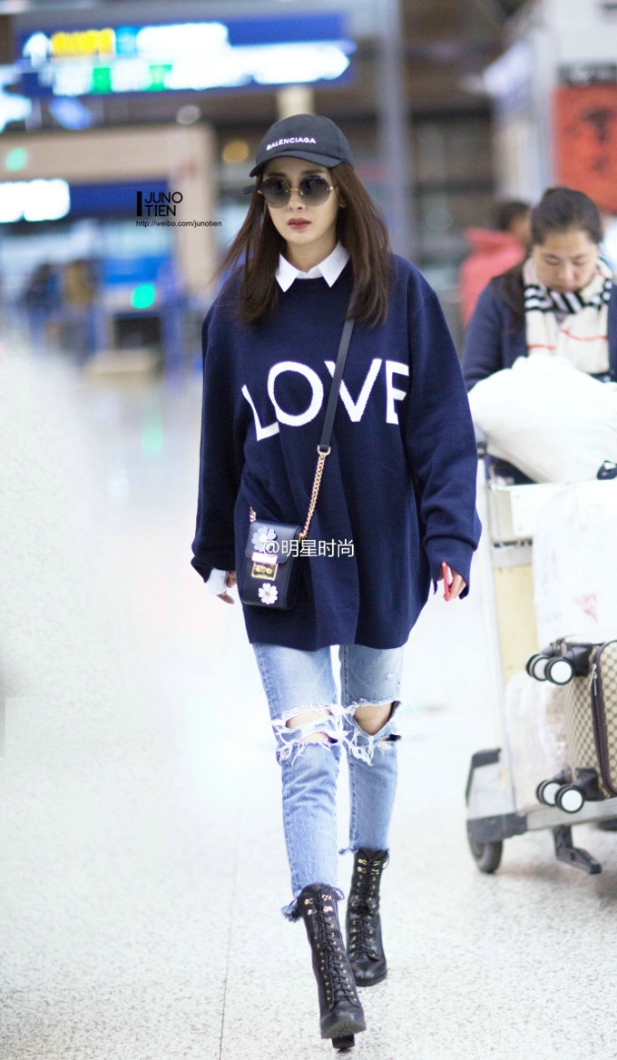 杨幂和刘雯演绎两种不同风格的“Love”字母印花毛衣[4]