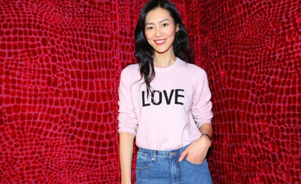 杨幂和刘雯演绎两种不同风格的“Love”字母印花毛衣[6]