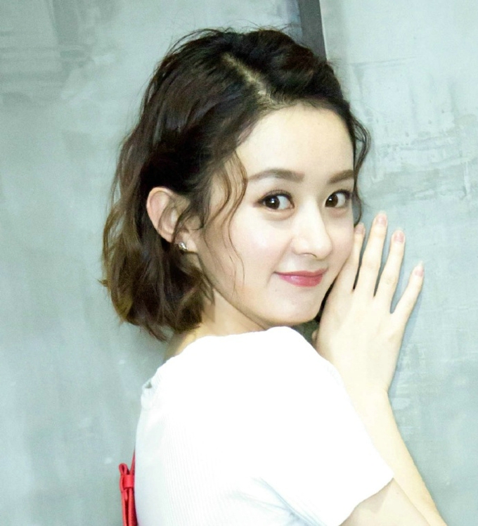 可爱十足赵丽颖 卷发气质甜美[2]