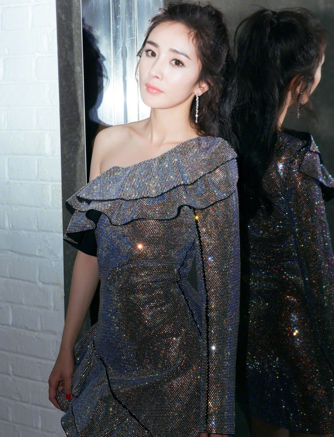 杨幂银色星空裙性感写真[4]