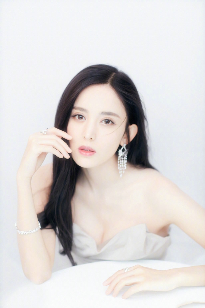 古力娜扎抹胸性感白色长裙写真[6]
