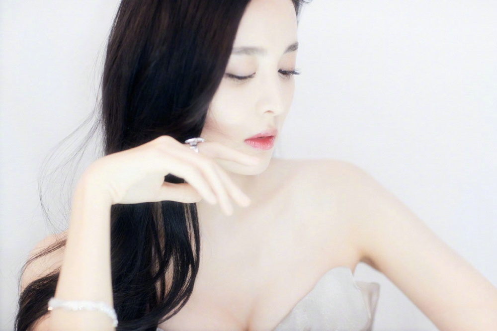 古力娜扎抹胸性感白色长裙写真[9]