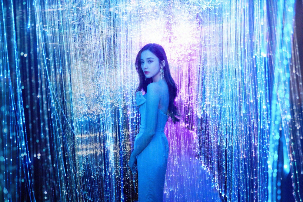 古力娜扎抹胸性感白色长裙写真[11]