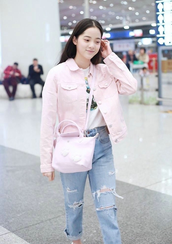 欧阳娜娜粉嫩少女风机场私服写真