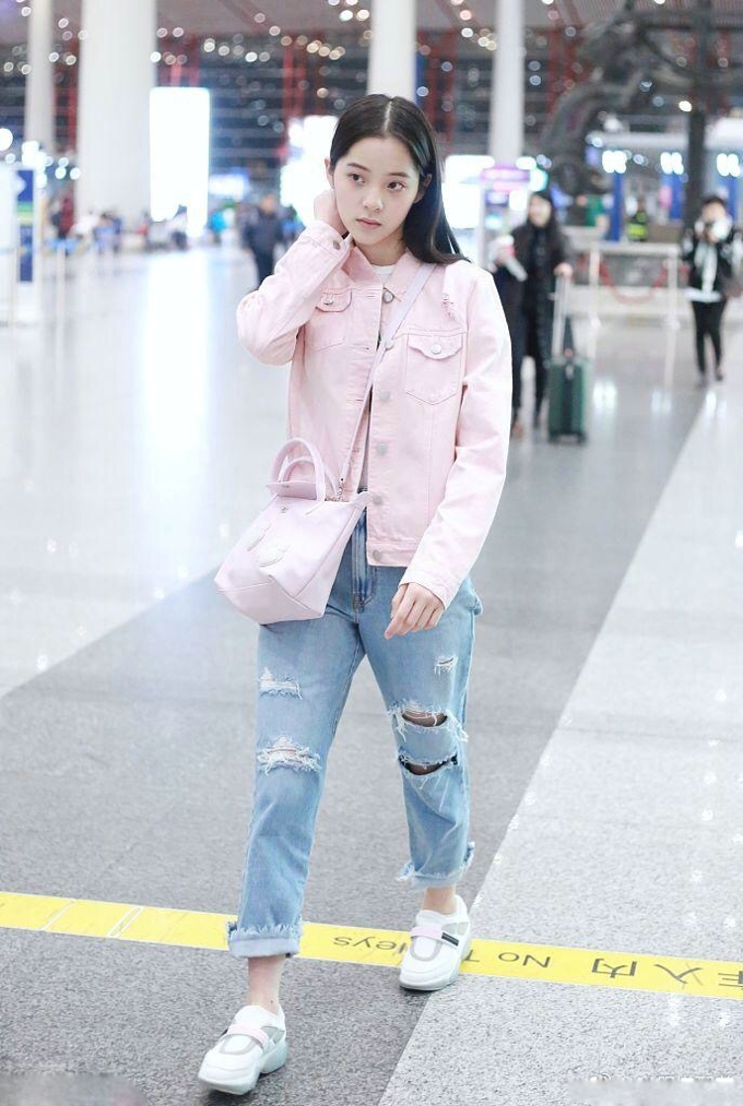 欧阳娜娜粉嫩少女风机场私服写真[8]