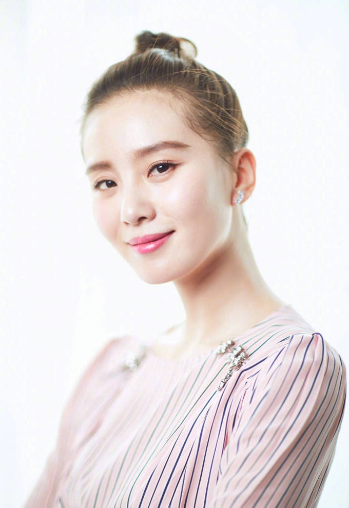 刘诗诗甜美丸子头性感淑女风写真[2]