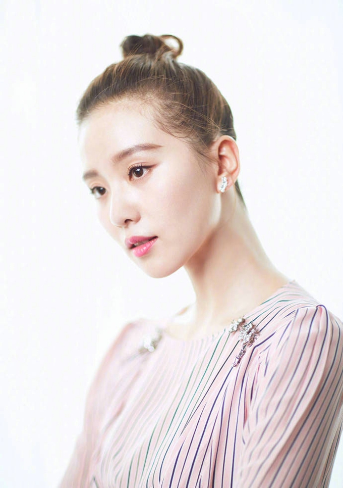 刘诗诗甜美丸子头性感淑女风写真[3]