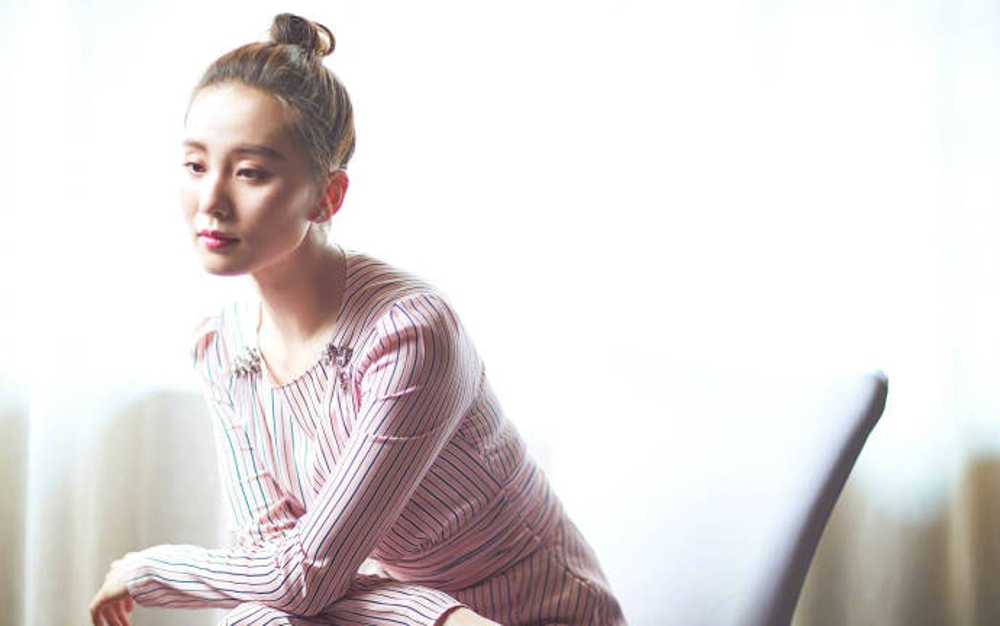 刘诗诗甜美丸子头性感淑女风写真[4]