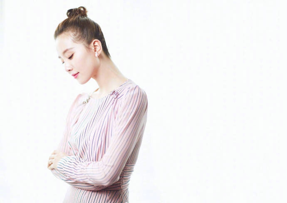 刘诗诗甜美丸子头性感淑女风写真[5]