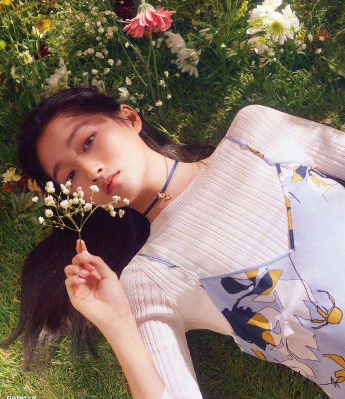 关晓彤时尚杂志时髦甜美写真[4]