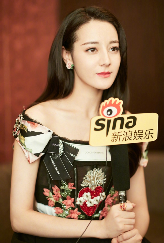 迪丽热巴紫色短发性感时尚图片写真[3]