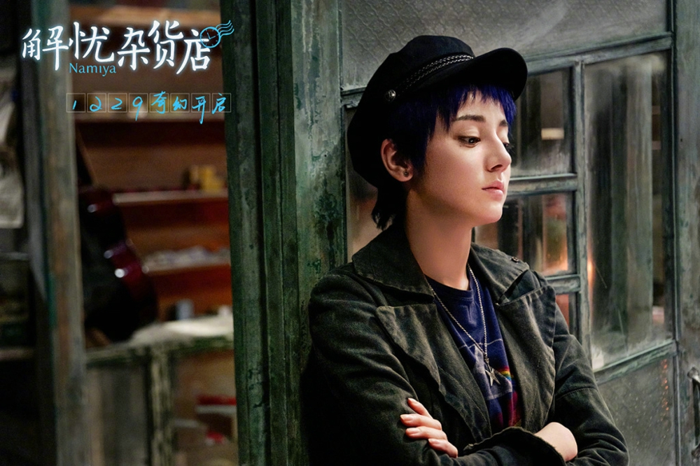 迪丽热巴紫色短发性感时尚图片写真[4]
