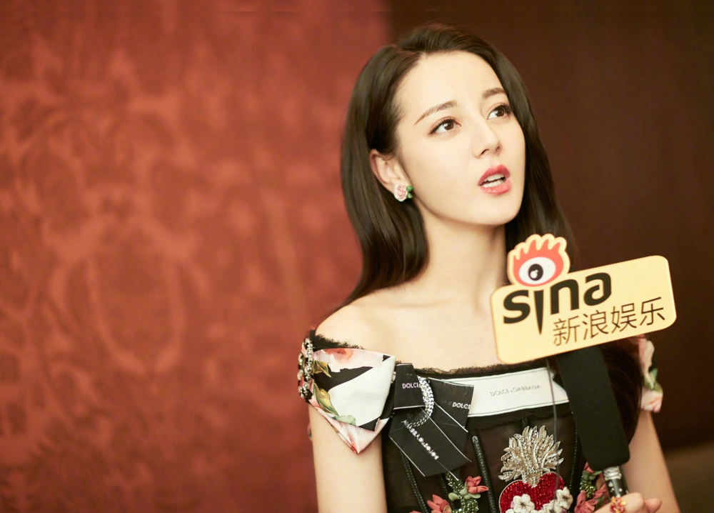 迪丽热巴紫色短发性感时尚图片写真[5]