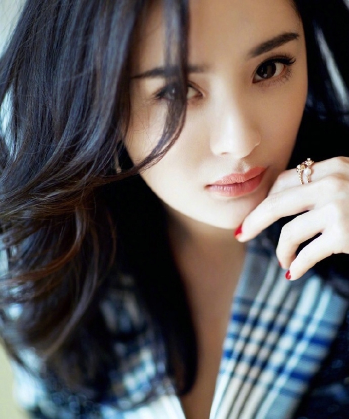 杨幂格子西装冷艳性感写真[3]
