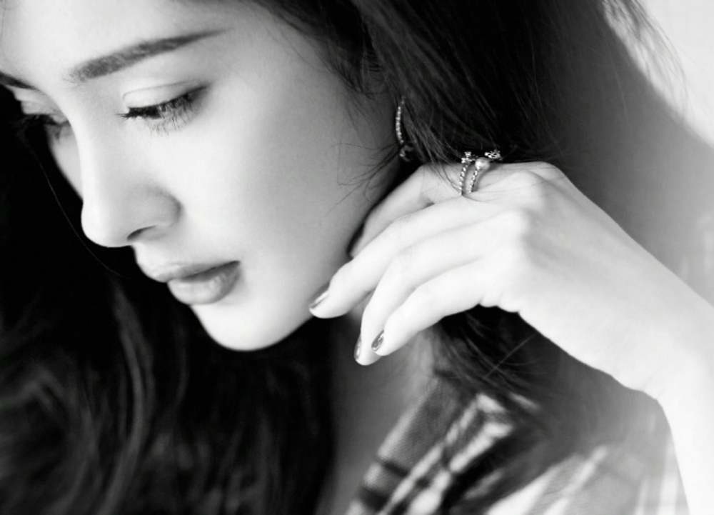 杨幂格子西装冷艳性感写真[9]