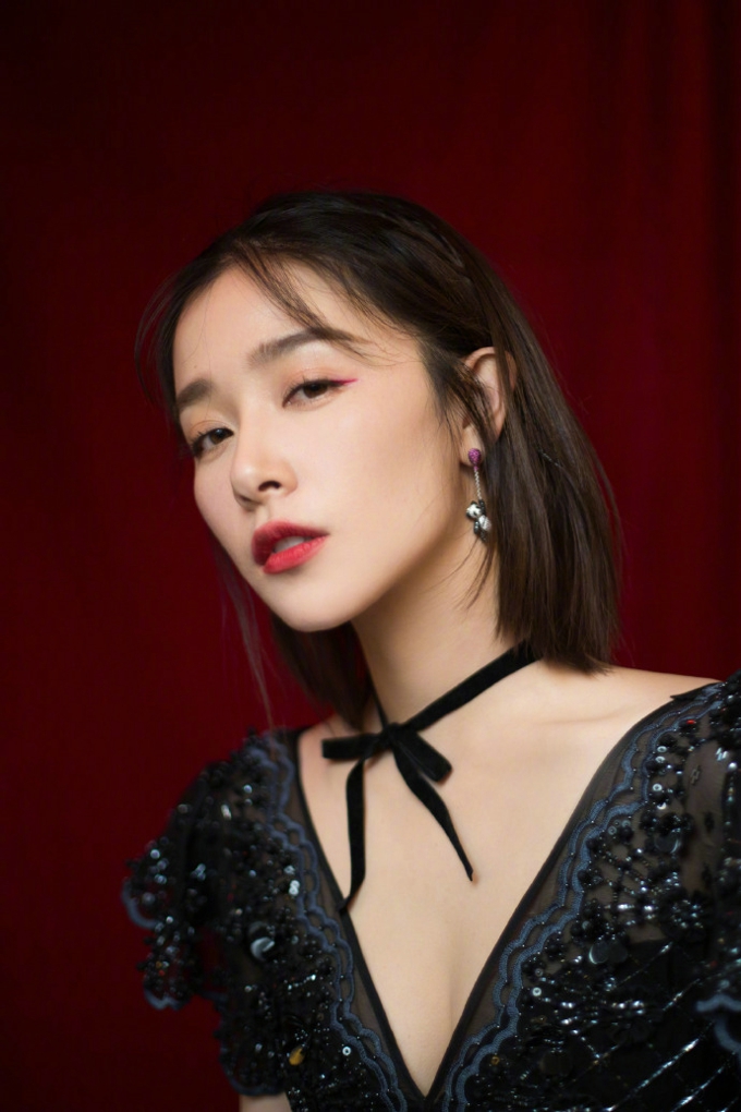 阚清子黑色低胸长裙迷人性感写真[3]
