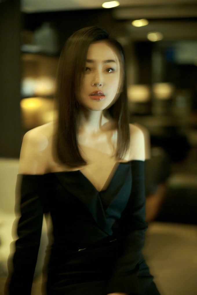 张天爱抹胸深V礼服性感写真[3]