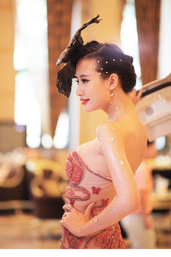 美艳女模吴雨蝉爆乳开胸装劲爆堪比柳岩[2]