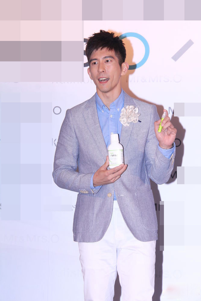 贾静雯生宝宝修杰楷猛看育儿书[3]