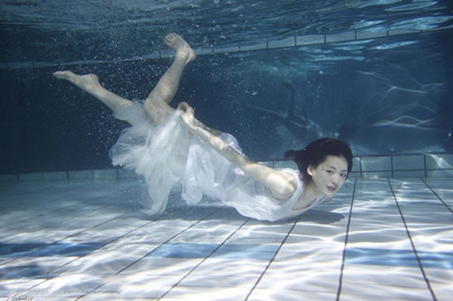 日本性感女星绫濑遥写真 轻纱海中畅游似美人鱼[4]