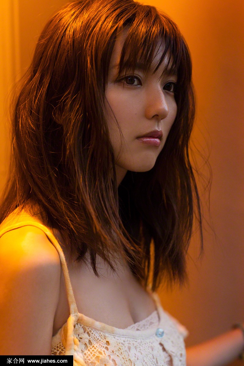 av偶像美女真野惠里菜生活照秀性感乳沟[8]