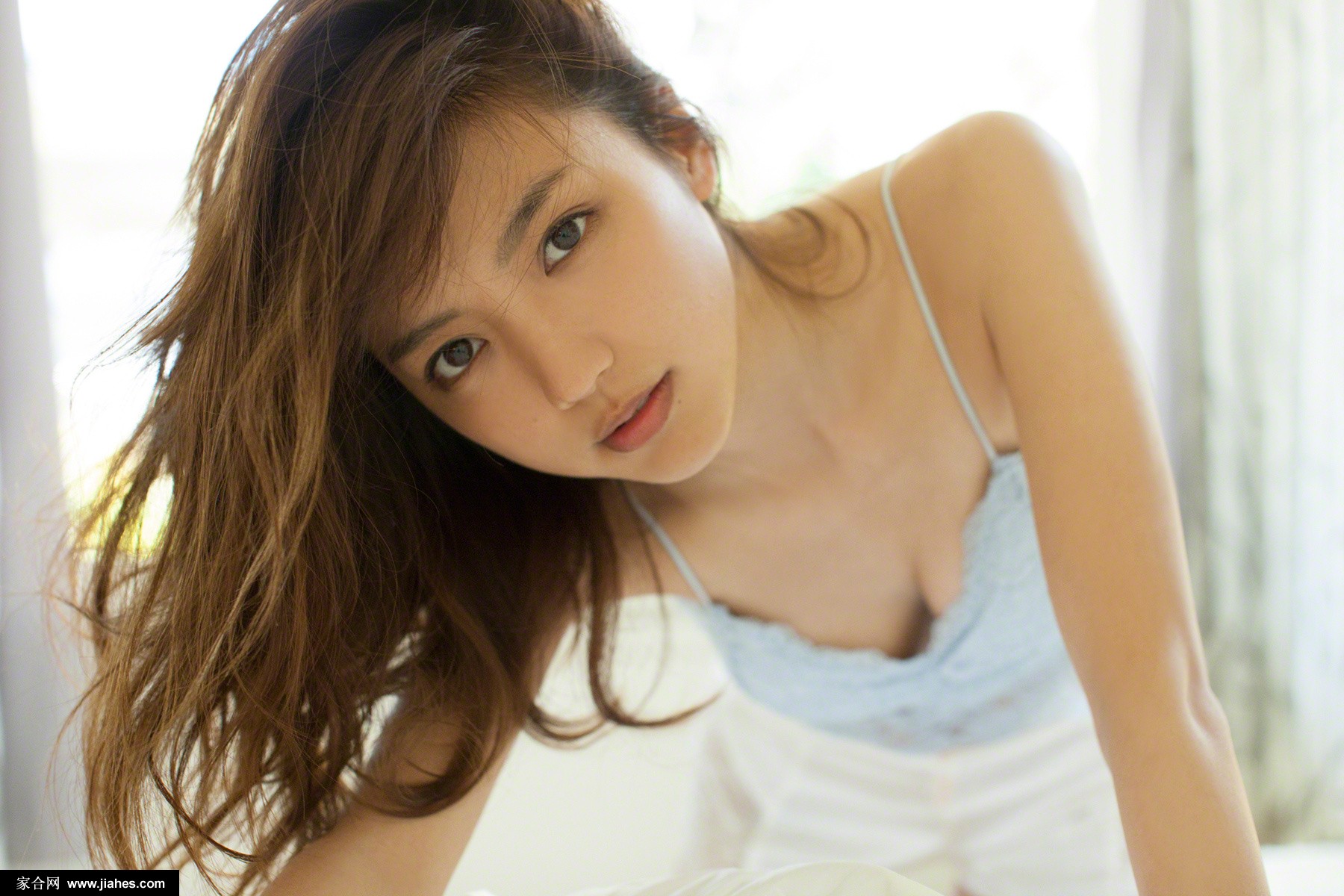 av偶像美女真野惠里菜生活照秀性感乳沟[16]