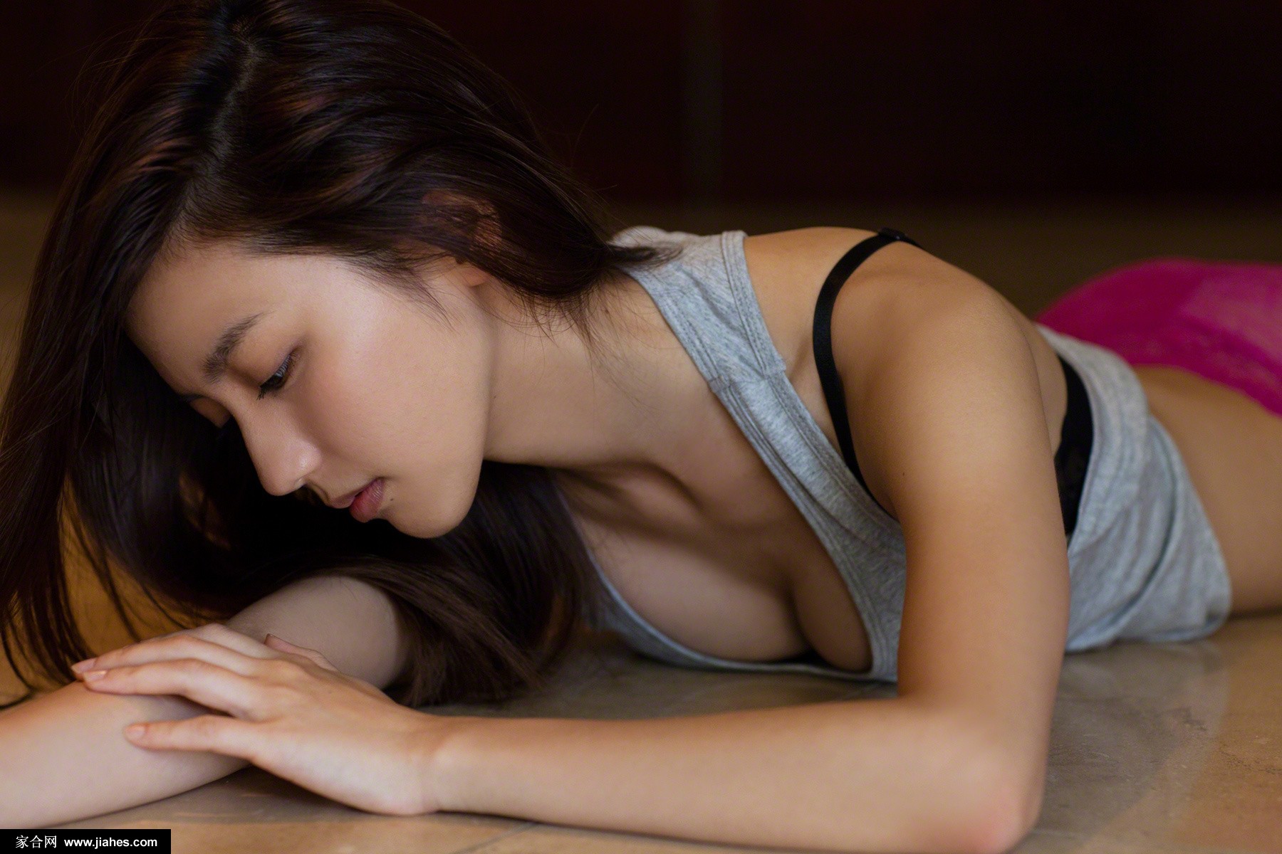 av偶像美女真野惠里菜生活照秀性感乳沟[32]
