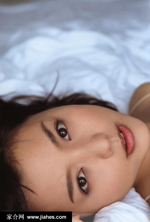 真野惠里菜睡眼惺忪迷人睡衣写真[8]