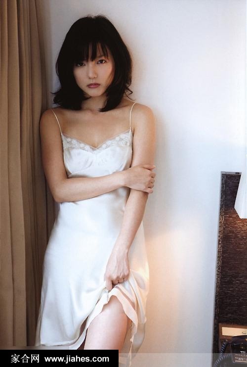 真野惠里菜睡眼惺忪迷人睡衣写真[13]