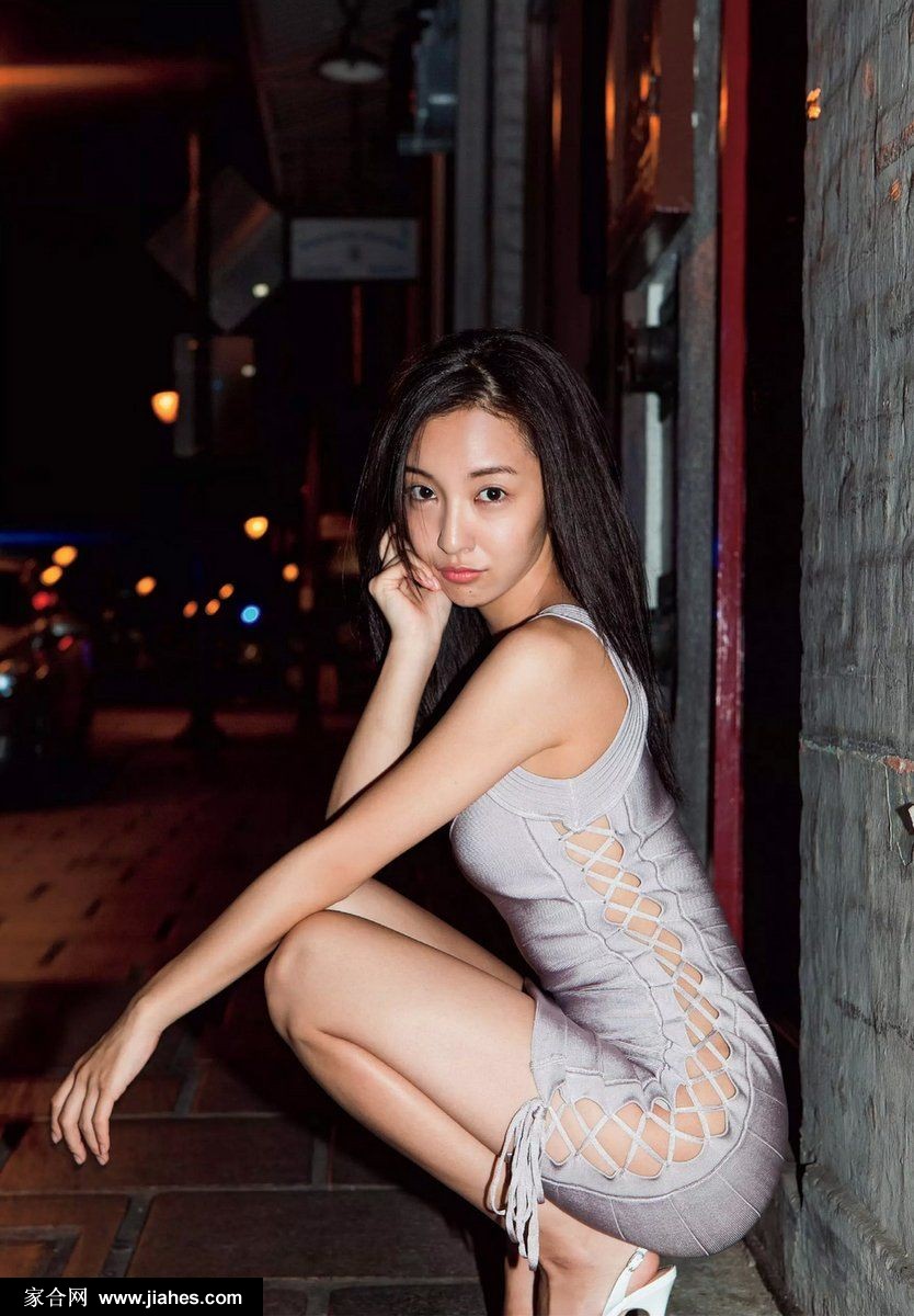 板野友美性感身躯诱人嘴唇海边比基尼写真[6]