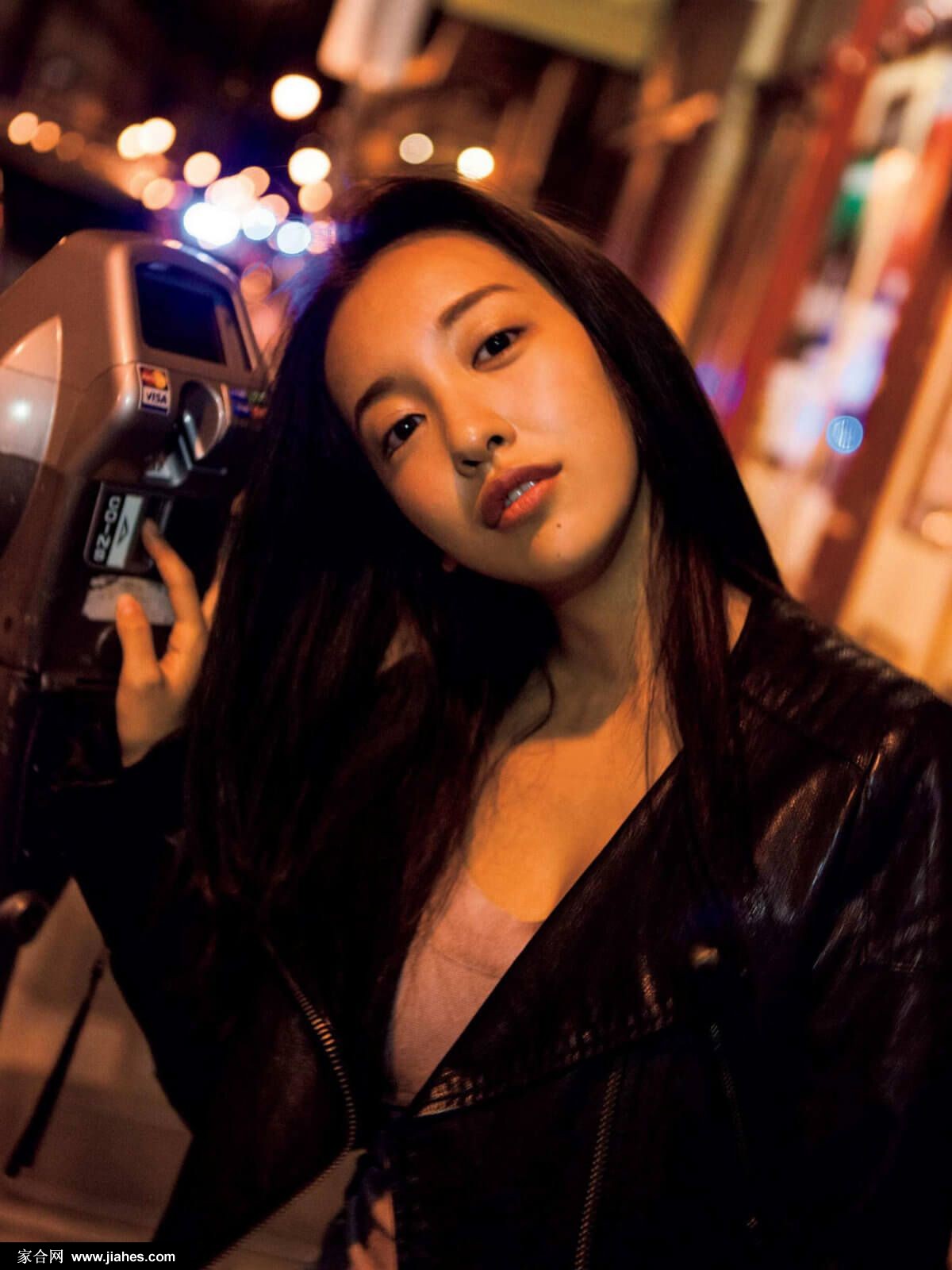 板野友美性感身躯诱人嘴唇海边比基尼写真[20]