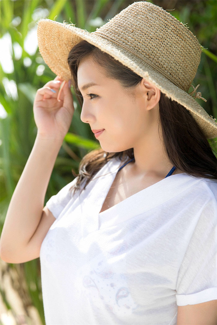 童颜女神筱崎爱性感掀衣露豪乳阳光诱惑写真[6]
