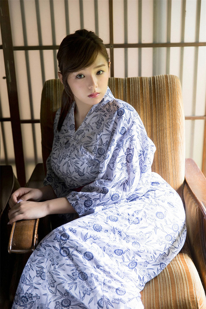 阳光美女筱崎爱青花瓷和服半裸香肩诱惑[9]