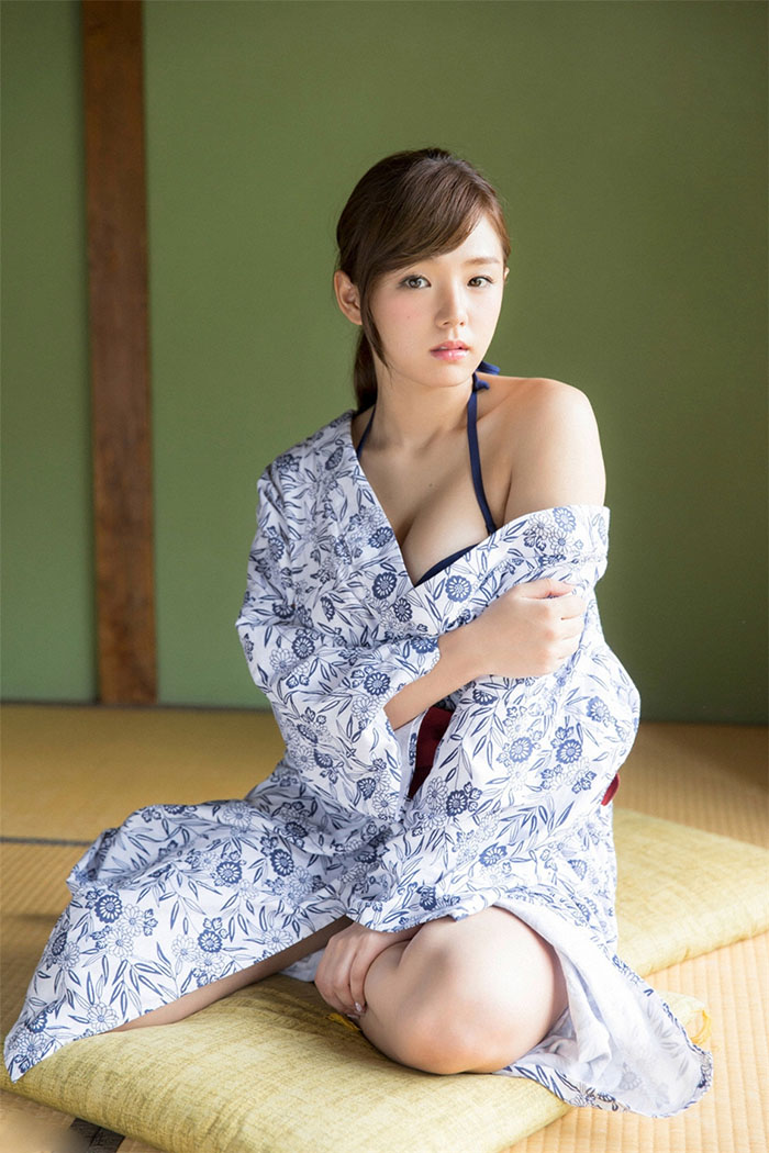 阳光美女筱崎爱青花瓷和服半裸香肩诱惑[10]