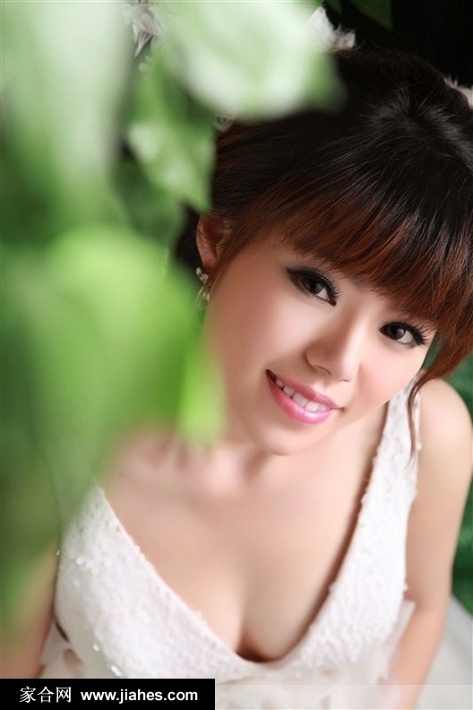 风情美少妇娜娜抹胸短裙小蛮腰高跟美腿写真[13]