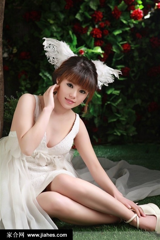风情美少妇娜娜抹胸短裙小蛮腰高跟美腿写真[14]